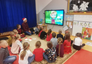 Dzieci oglądają film wprowadzający w tematykę